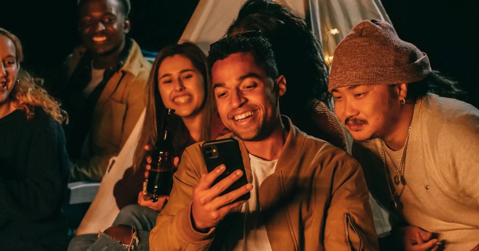 Человек смотрит на телефон другого человека