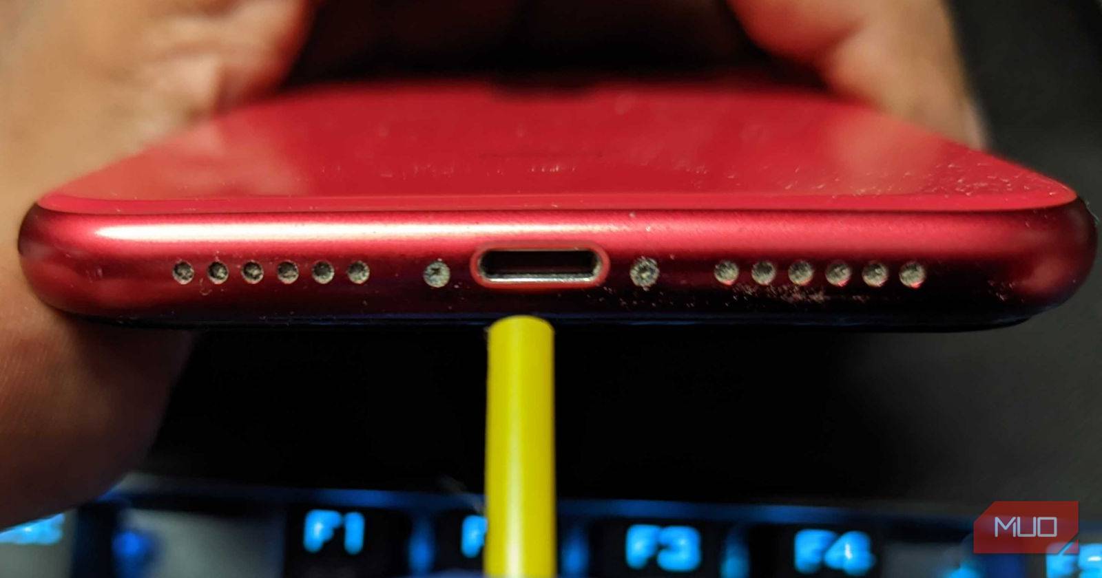 Грязный динамик iPhone