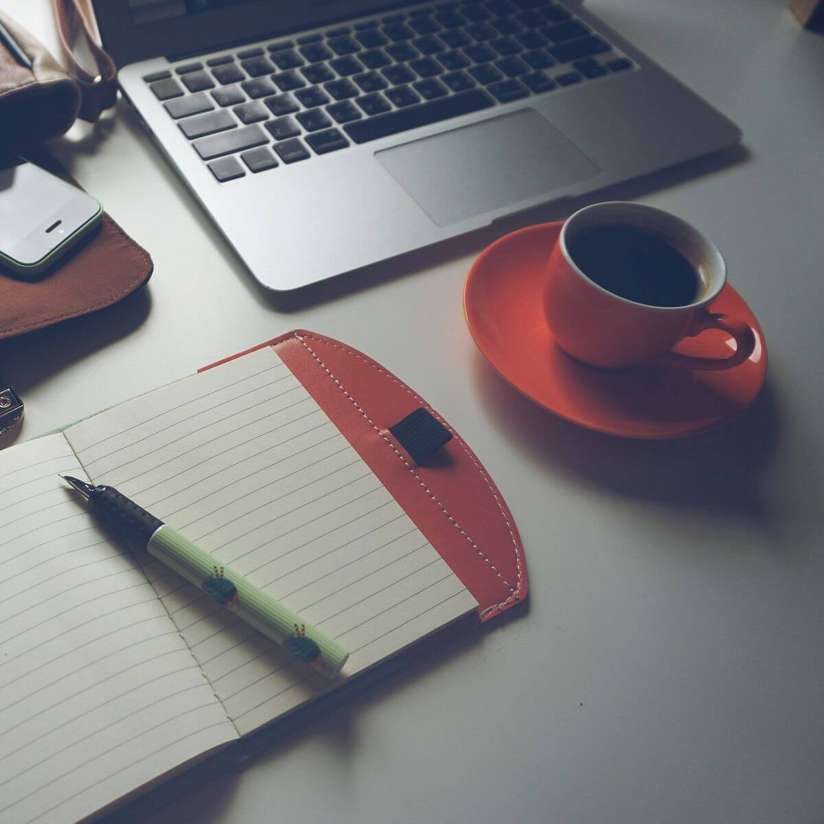 Ноутбук на столе с чашкой кофе