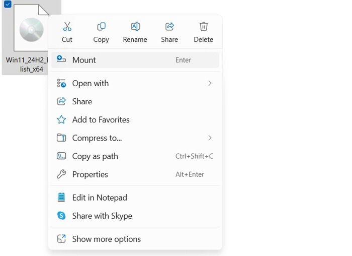 Монтирование загруженного ISO Windows 11 для открытия.