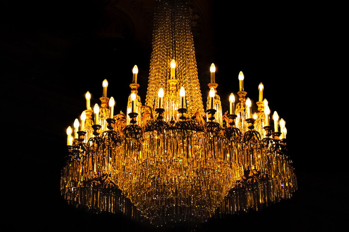 Люстра на тёмном фоне