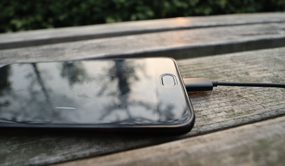 Android‑телефон на столе во время зарядки