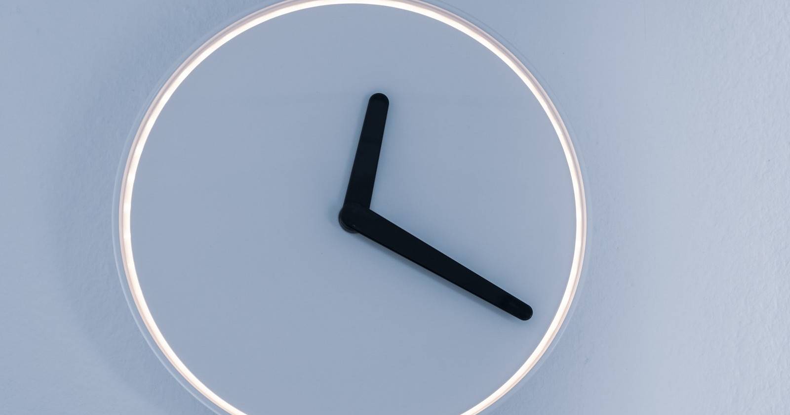 Часы, символизирующие дату и время