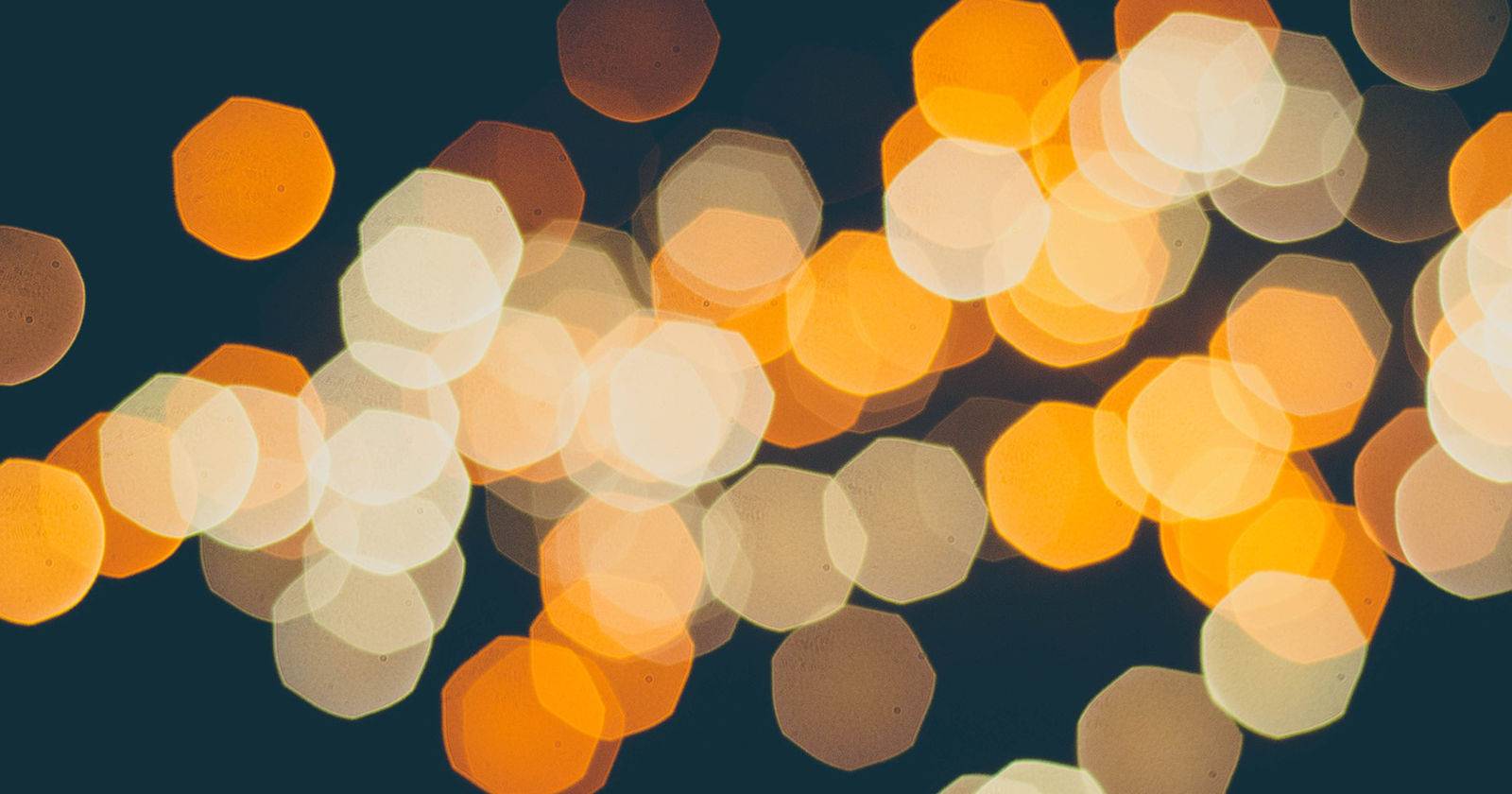 Семейные и дружеские фотографии на экране смартфона и компьютера