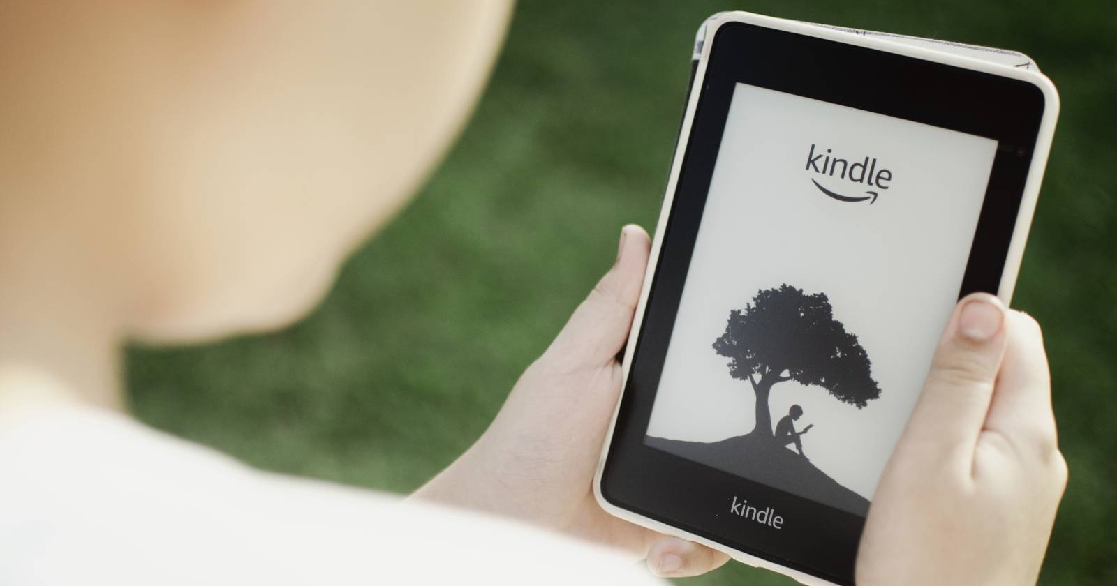 мальчик держит Kindle