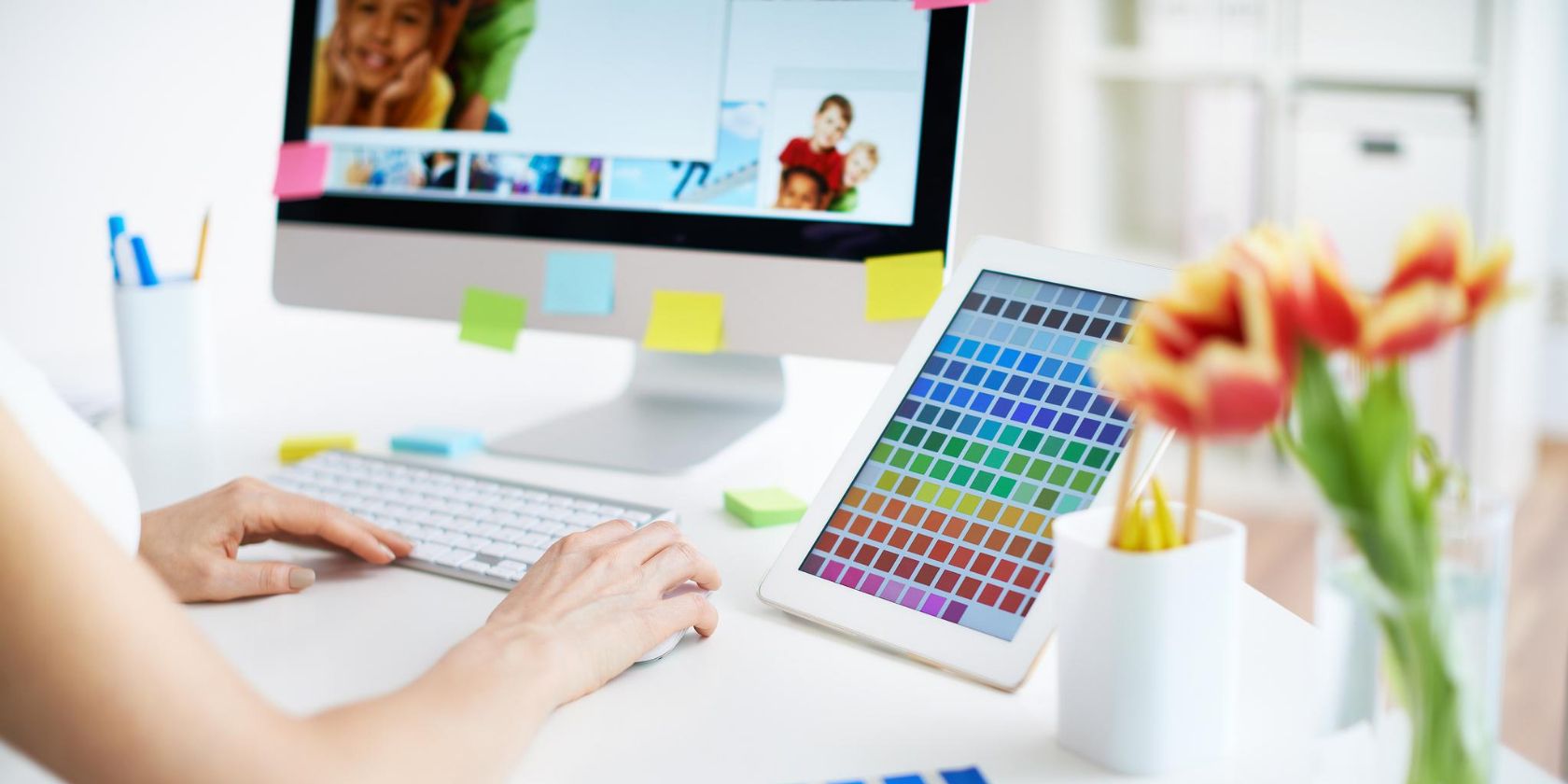 Графический дизайнер за работой над оформлением