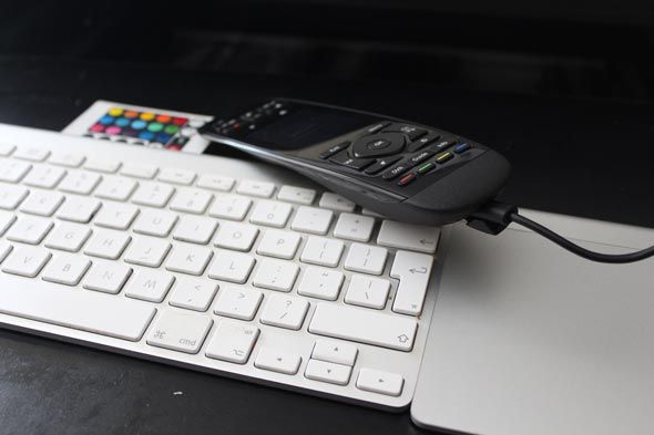 Упаковка и контроллер RGB-ленты рядом с пультом дистанционного управления