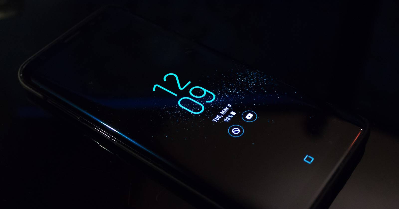 экран блокировки Android с цифровыми часами и уведомлениями