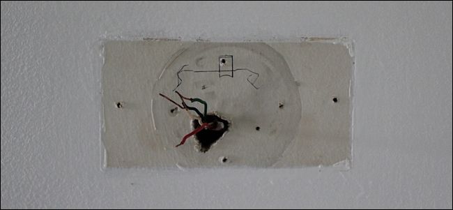 Снятая настенная панель готова к замене термостата