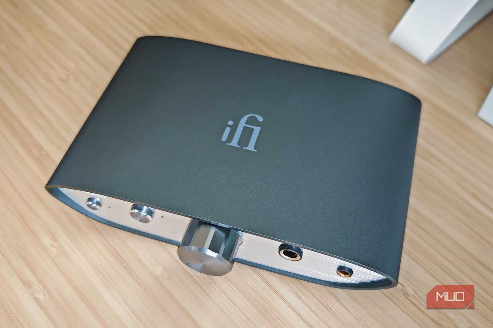 вид сверху цифрового‑аналогового преобразователя iFi Zen DAC 2