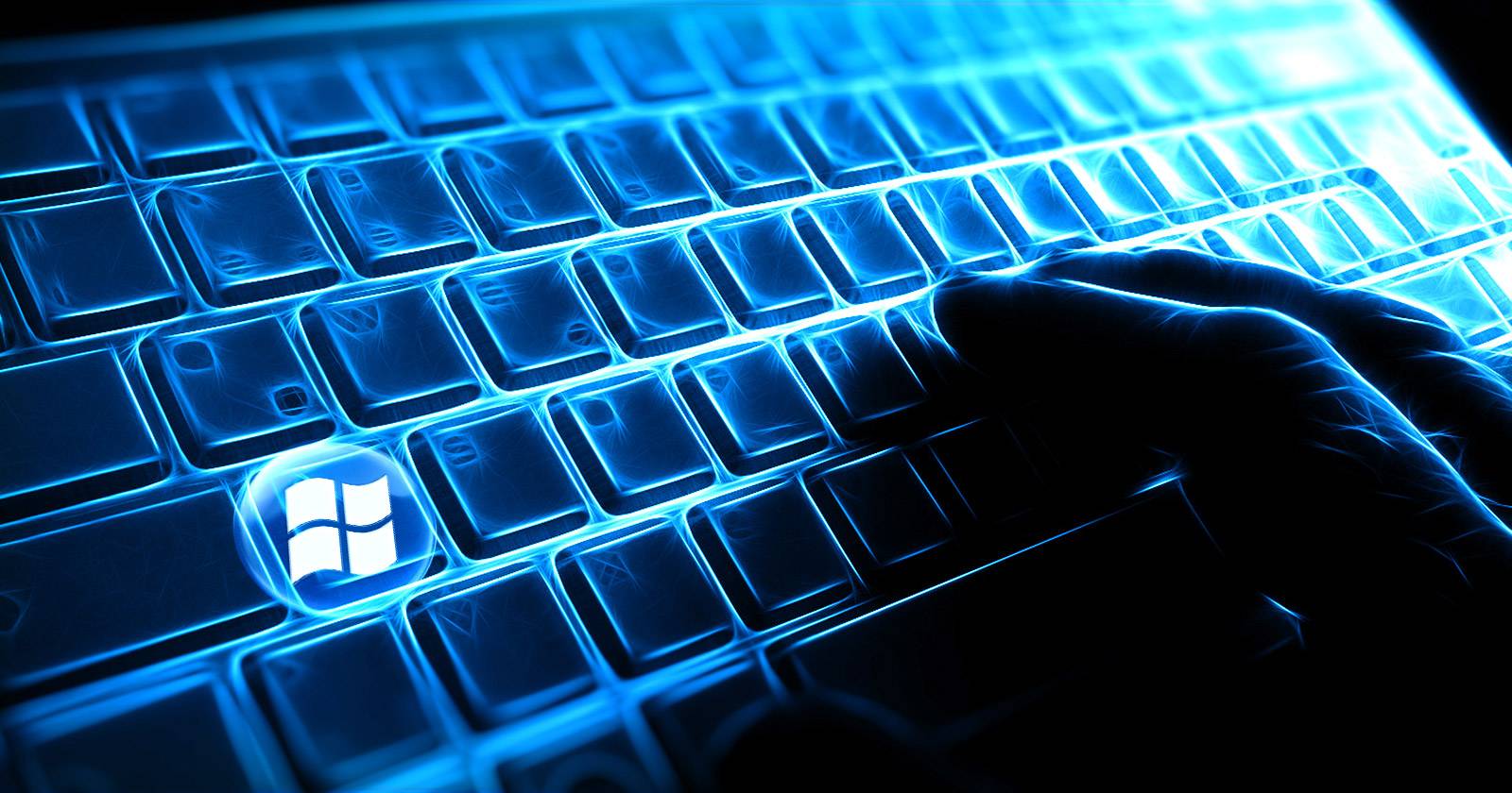 Рука на синей клавиатуре с видимым логотипом Windows