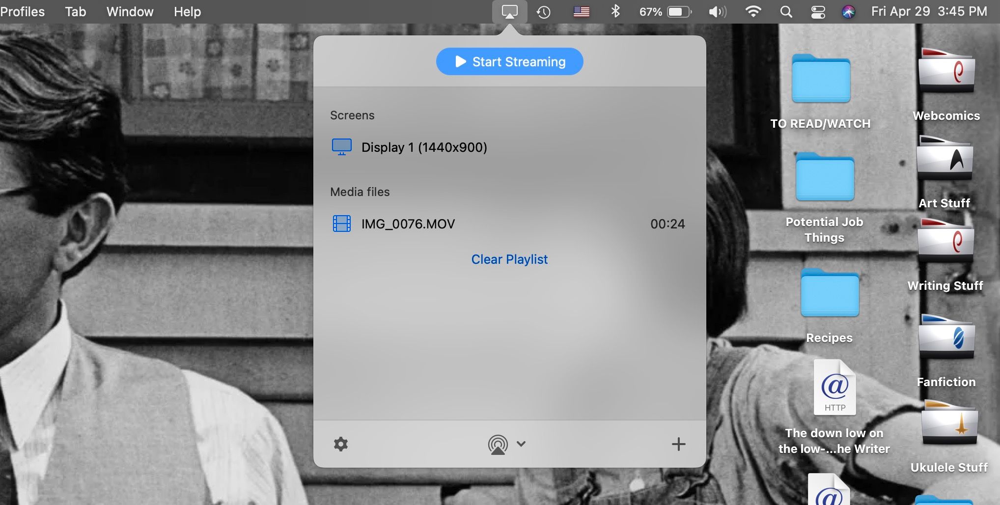 Приложение JustStream открыто на MacBook