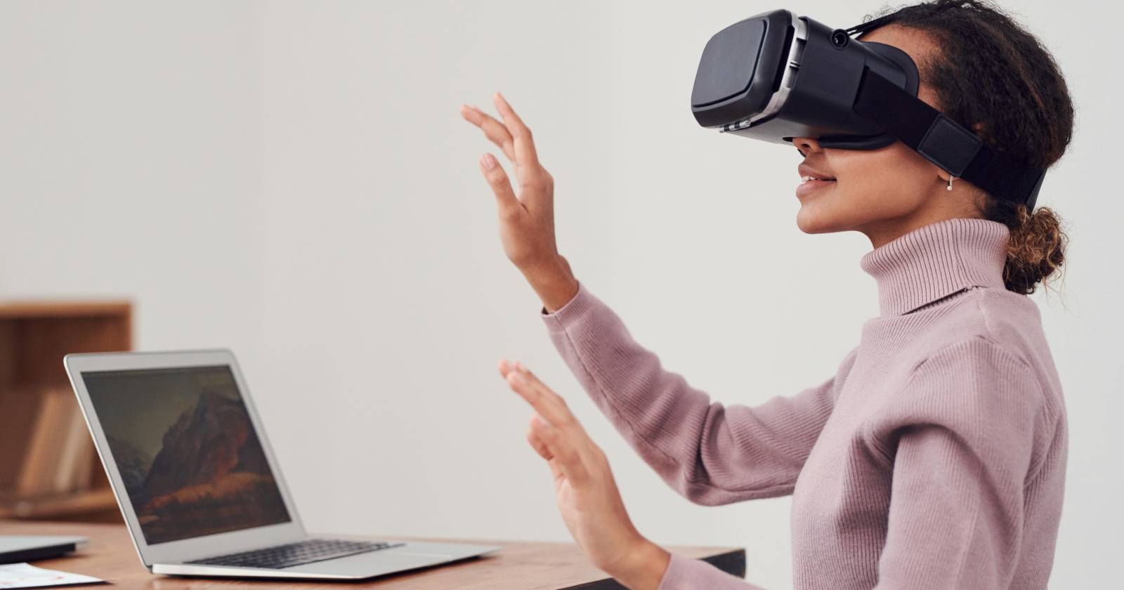 Женщина за рабочим столом в VR‑шлеме