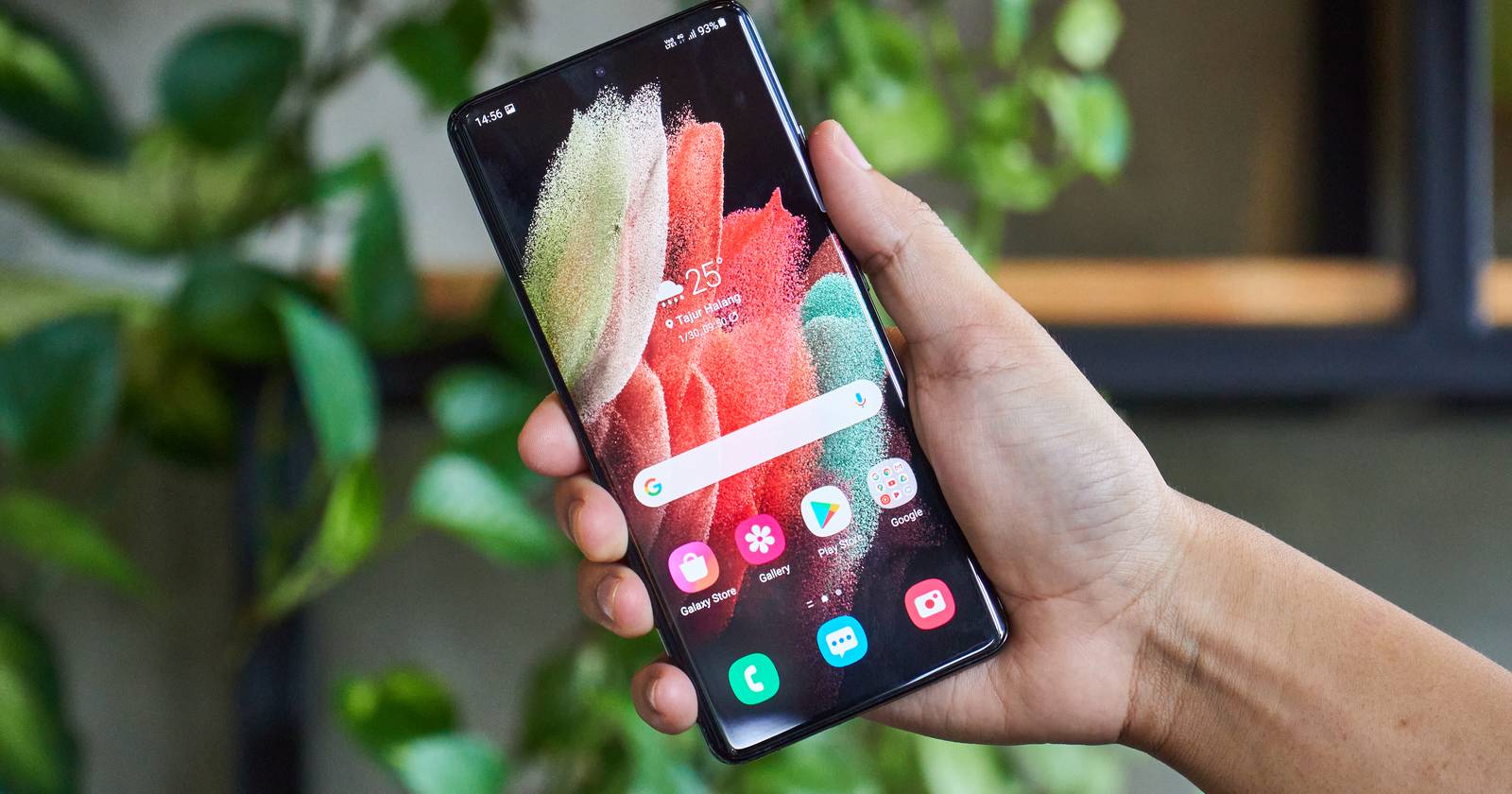 Рука держит Samsung S21 Ultra, демонстрируя положение пальца для сканера