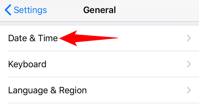 Экран «Основные», выделен раздел «Дата и время».