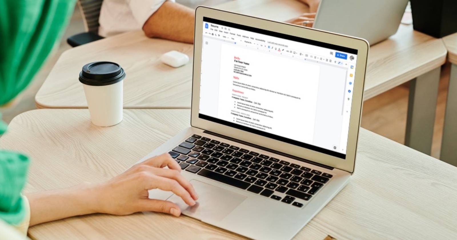 Женщина за ноутбуком, просматривает резюме в Google Docs