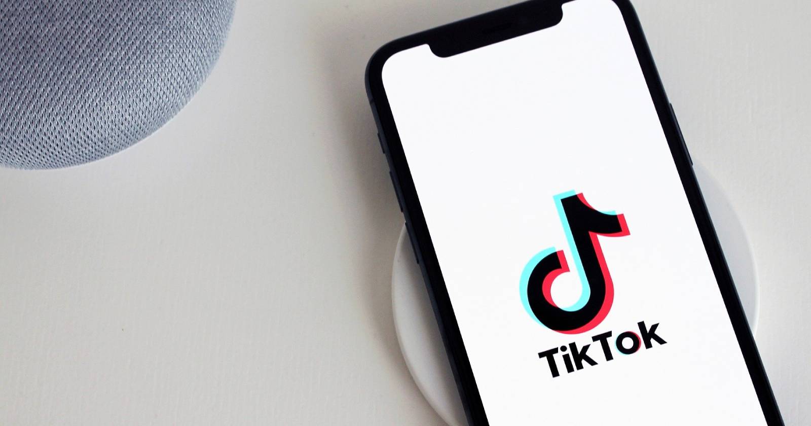 Приложение TikTok на экране iPhone