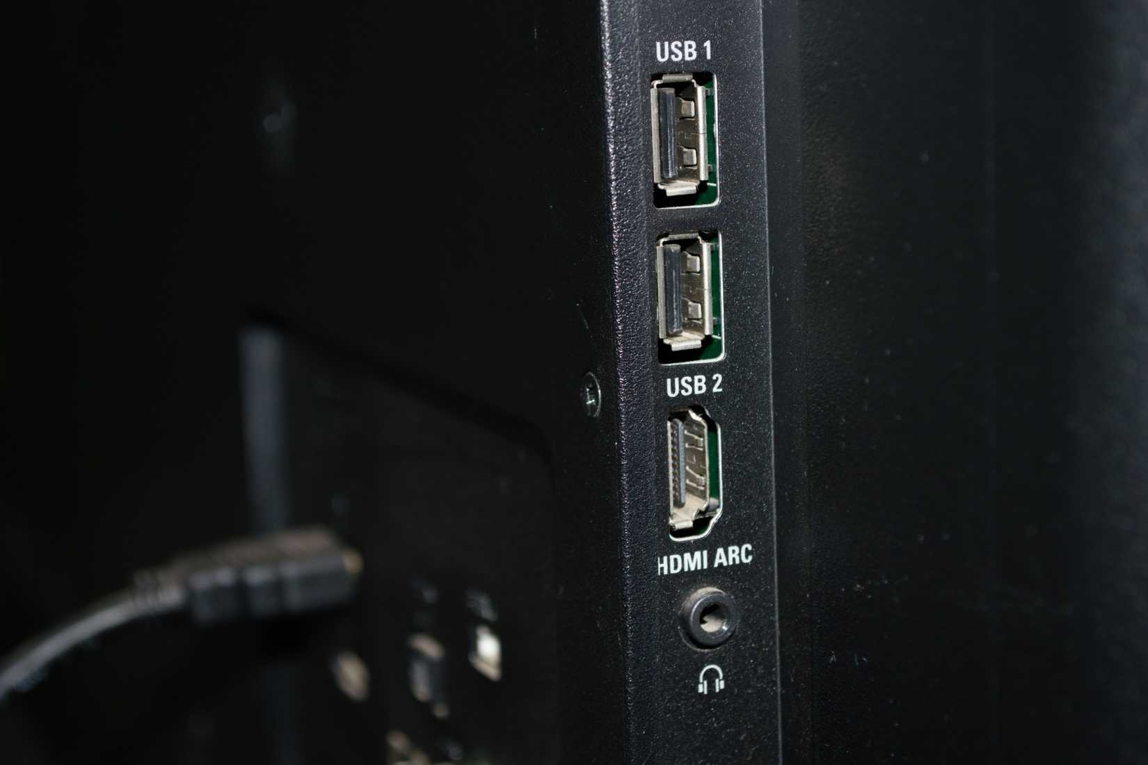 Dettaglio laterale di una TV con due ingressi USB, una porta HDMI ARC e jack cuffie.