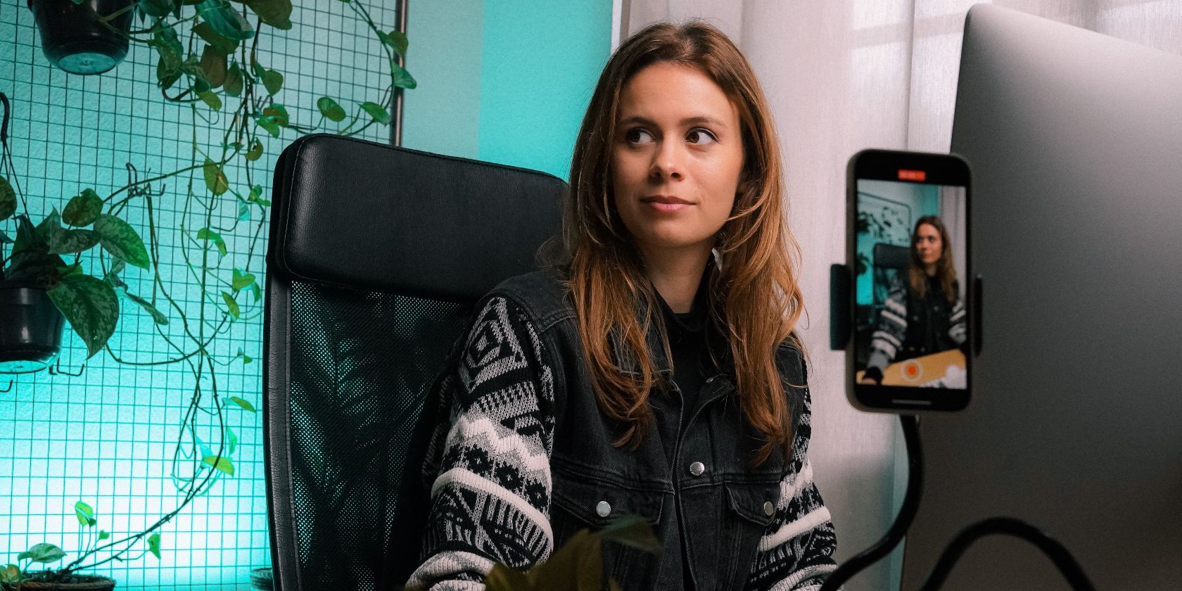 человек записывает видео на смартфон