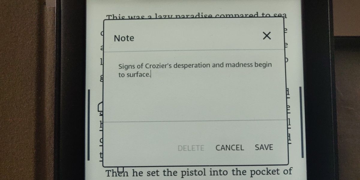 Экран Kindle с вводом заметки в текстовом поле; рядом иконка заметки и кнопка сохранения.