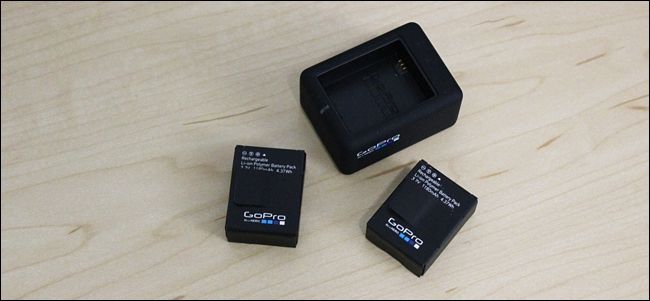 Набор запасных батарей для GoPro на столе