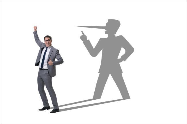 бизнесмен с тенью, неверно соотнесённой с источником света