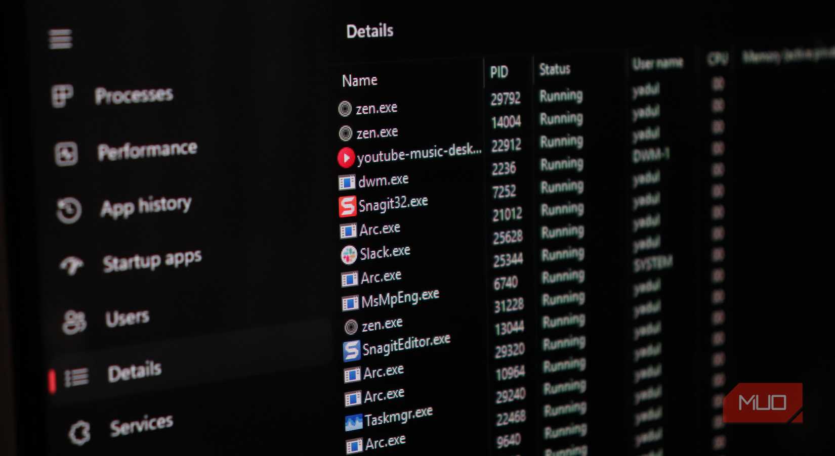 Вкладка Подробности в Диспетчере задач, показывающая процессы SnagIt, Arc и Slack