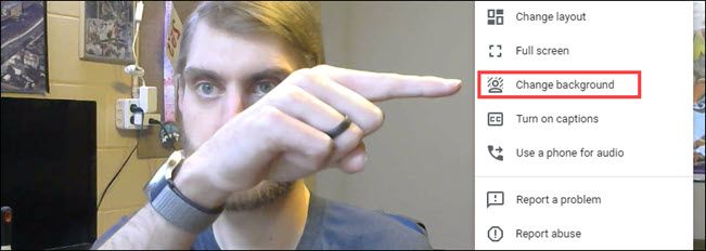 Выбор пункта «Изменить фон» в меню Google Meet