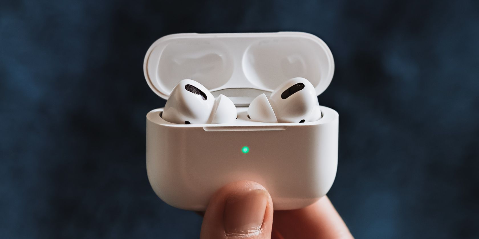 Как заряжать AirPods и футляр