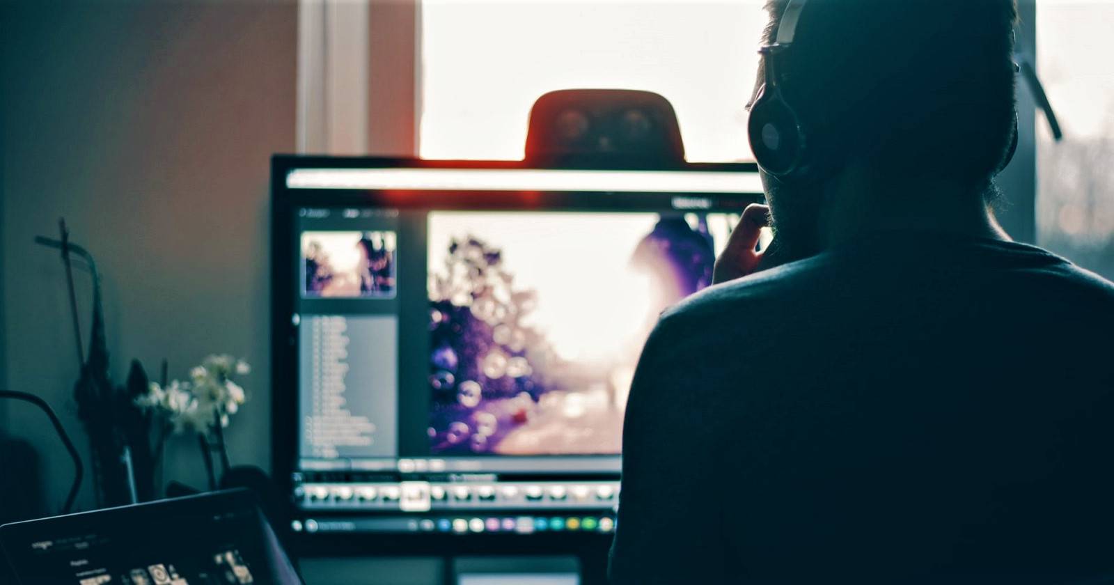 Человек редактирует фотографию на компьютере