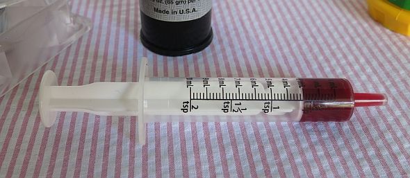 Шприц с густой смазкой и нанесение