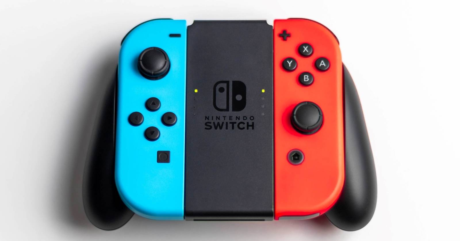 Фотография красных и синих контроллеров Joy-Con для Nintendo Switch