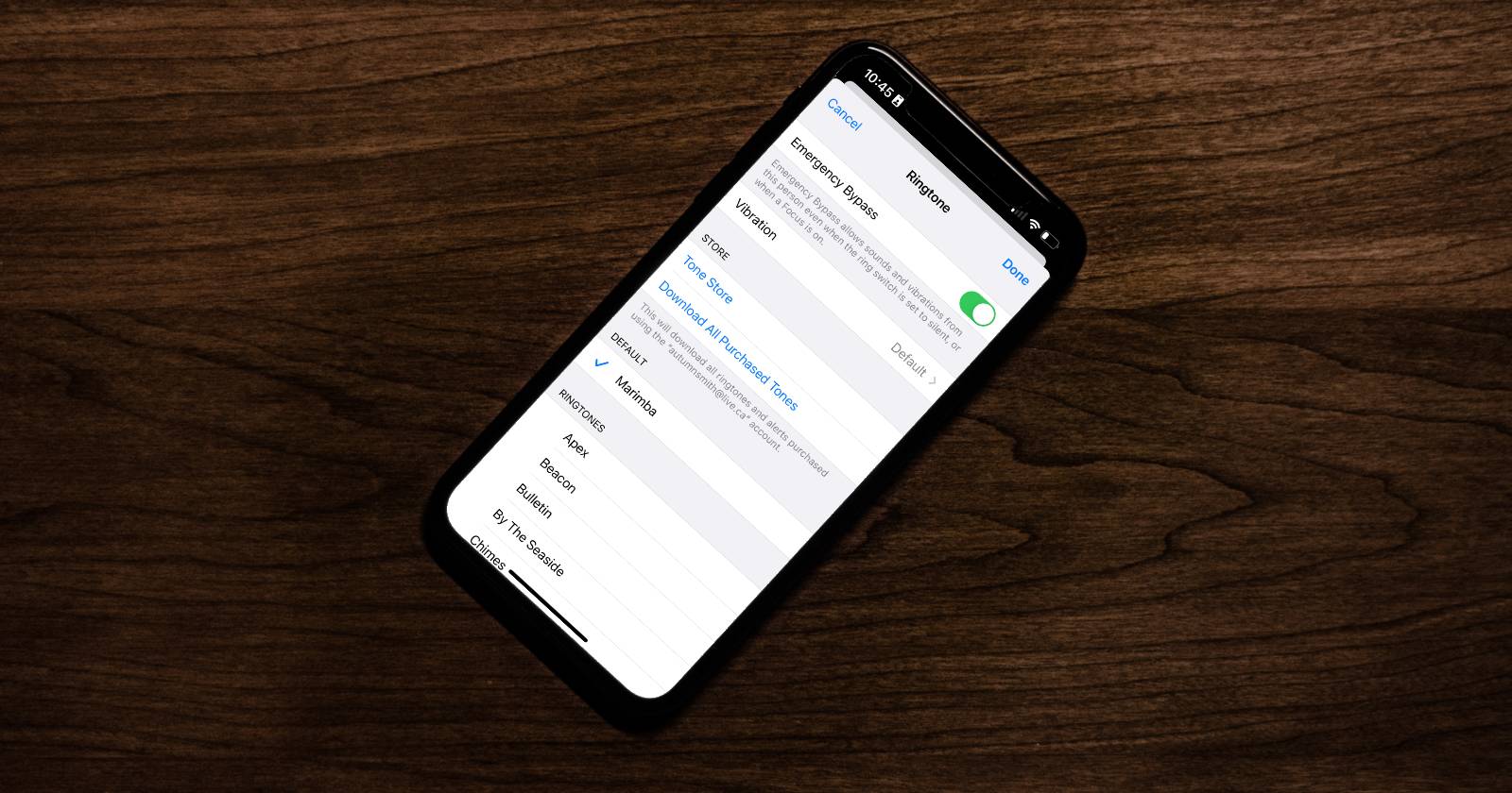 Смартфон с меню контактов на экране