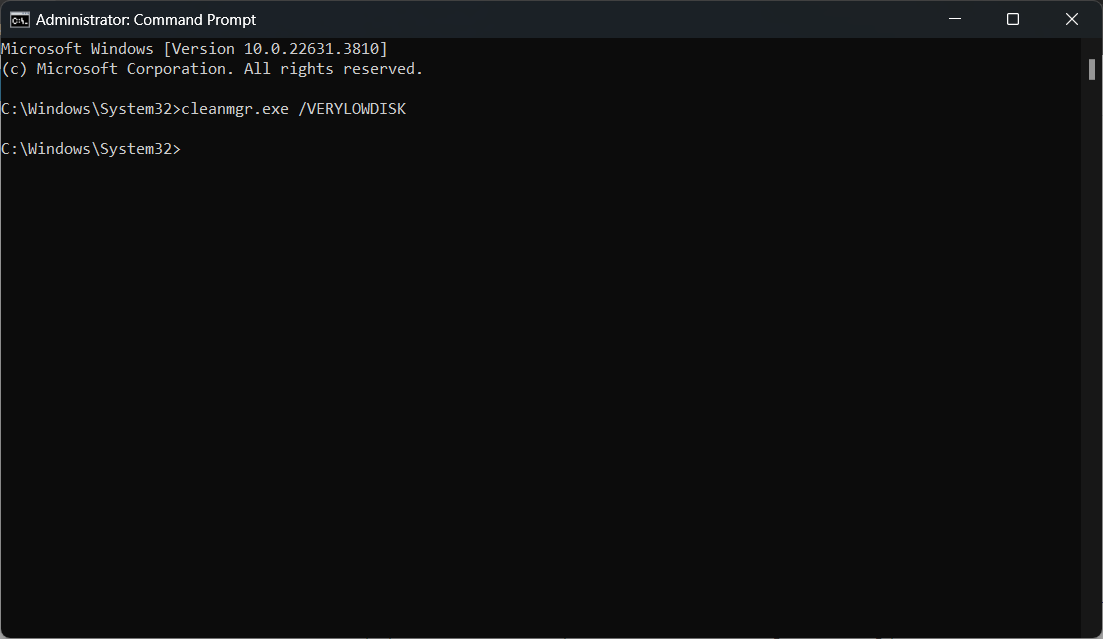 Скриншот: ввод cleanmgr.exe /VERYLOWDISK в командной строке