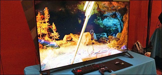 Большой монитор с игрой на экране