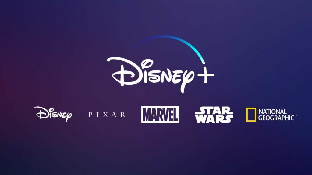 Пользователь выбирает контент в приложении Disney+