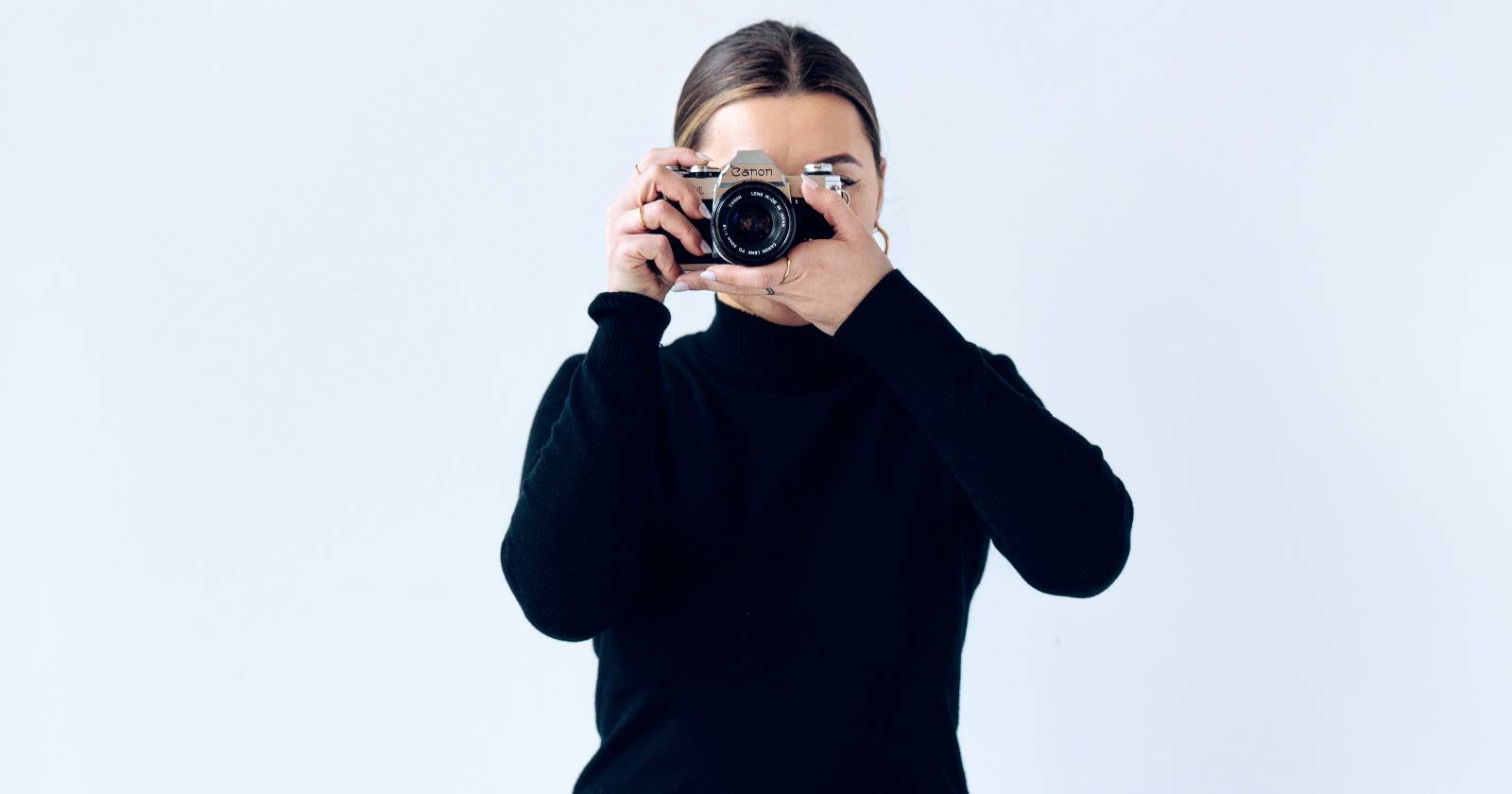 Фотограф снимает портрет на камеру