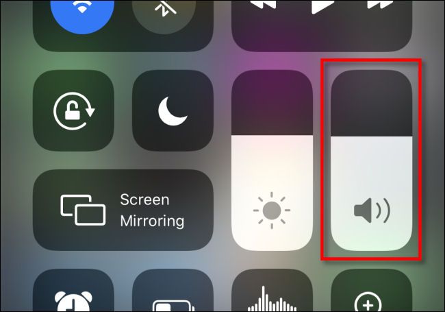 Изменение громкости Siri через Пункт управления.