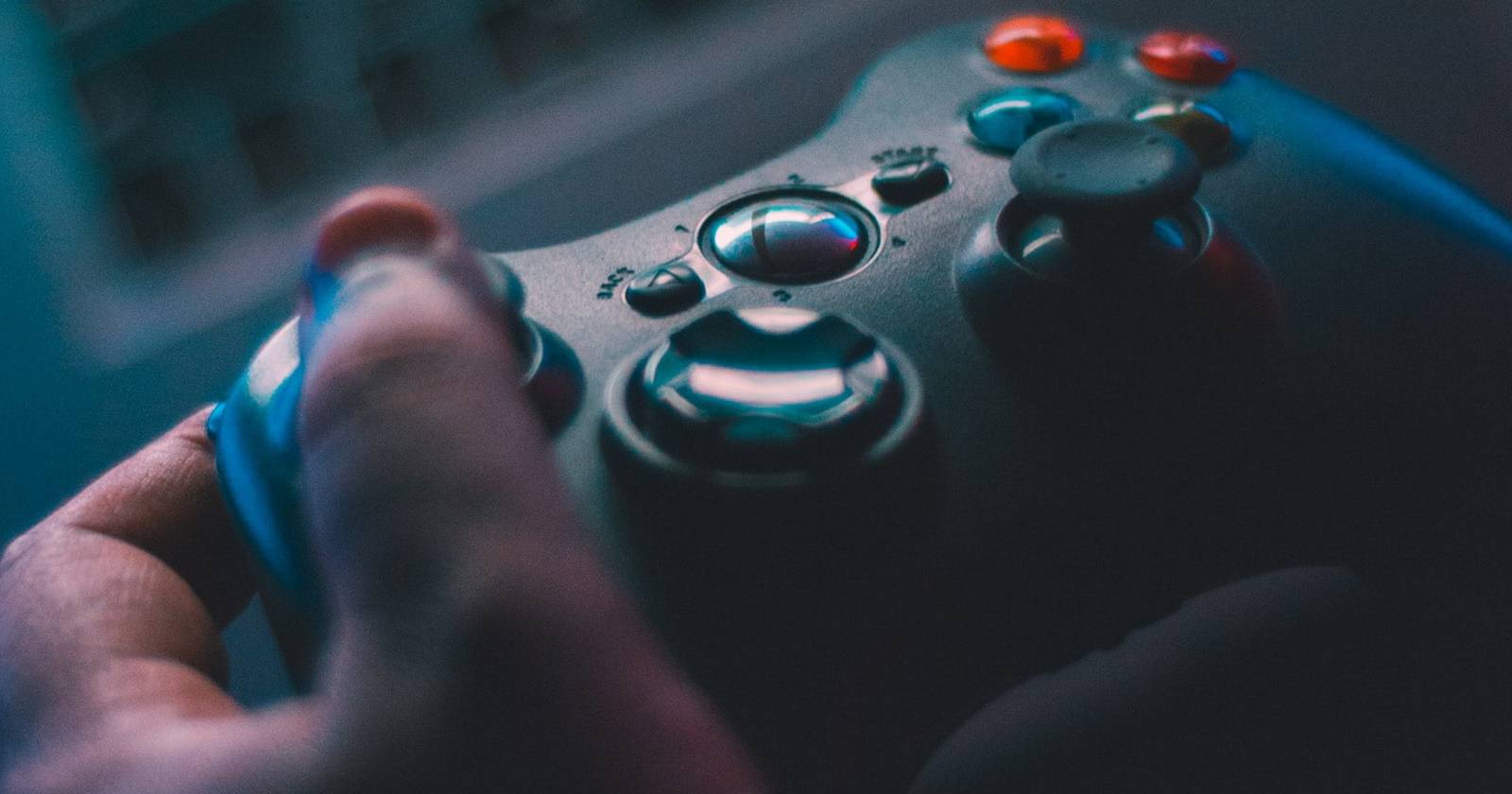 Человека, держащего игровой контроллер Xbox, крупный план