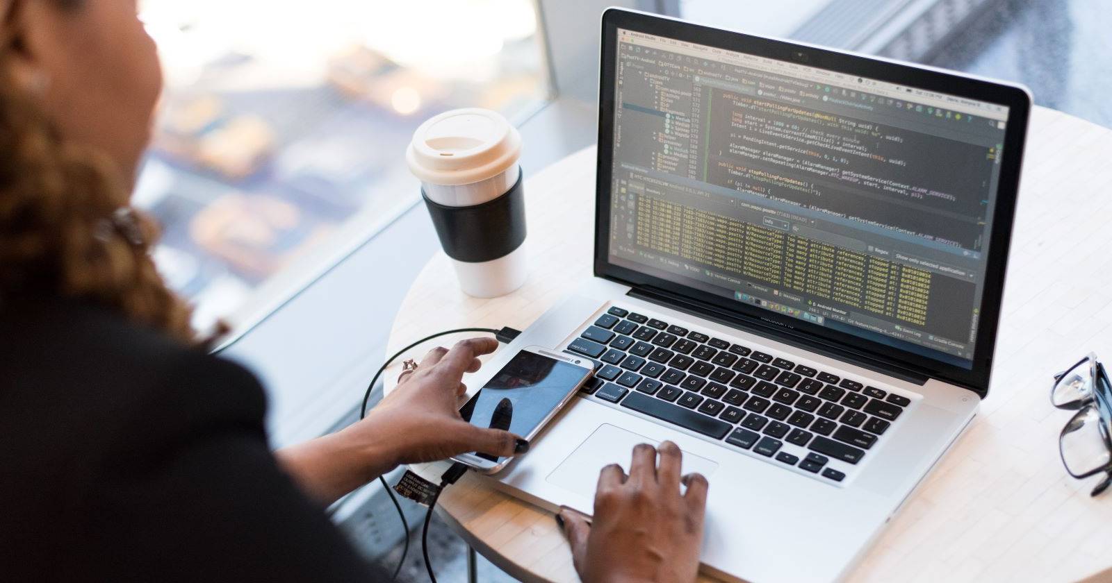 Ноутбук с открытым кодом тестов JUnit на экране