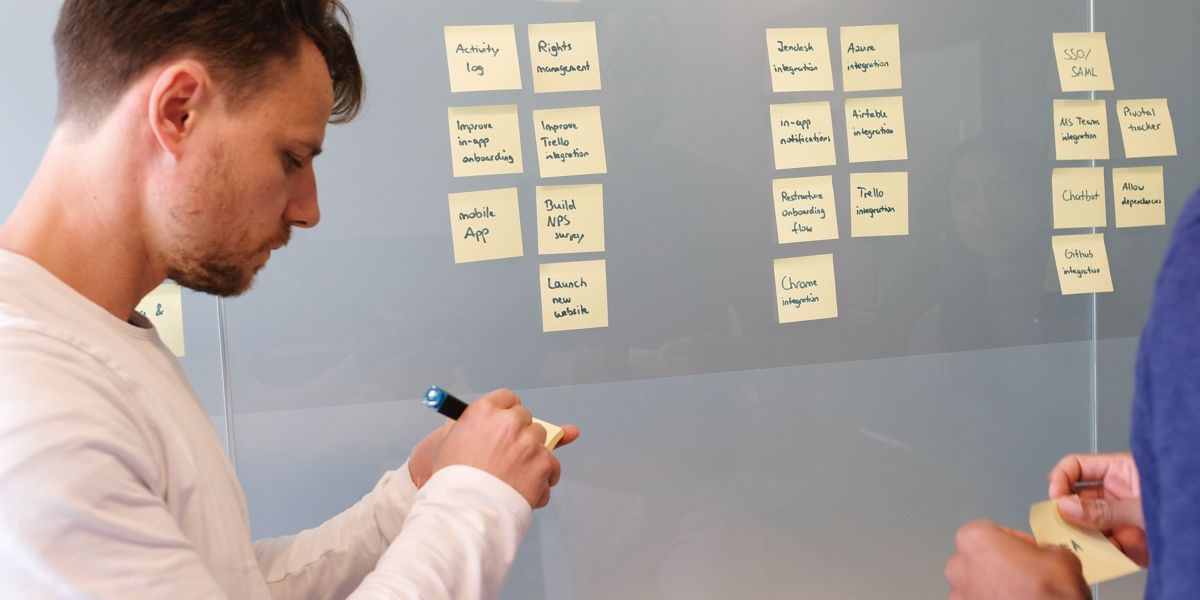 Два человека работают над графиком проекта.