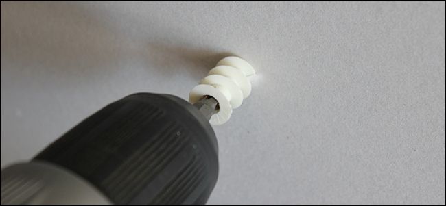 Фото: вкручивание винтового анкера с помощью дрели