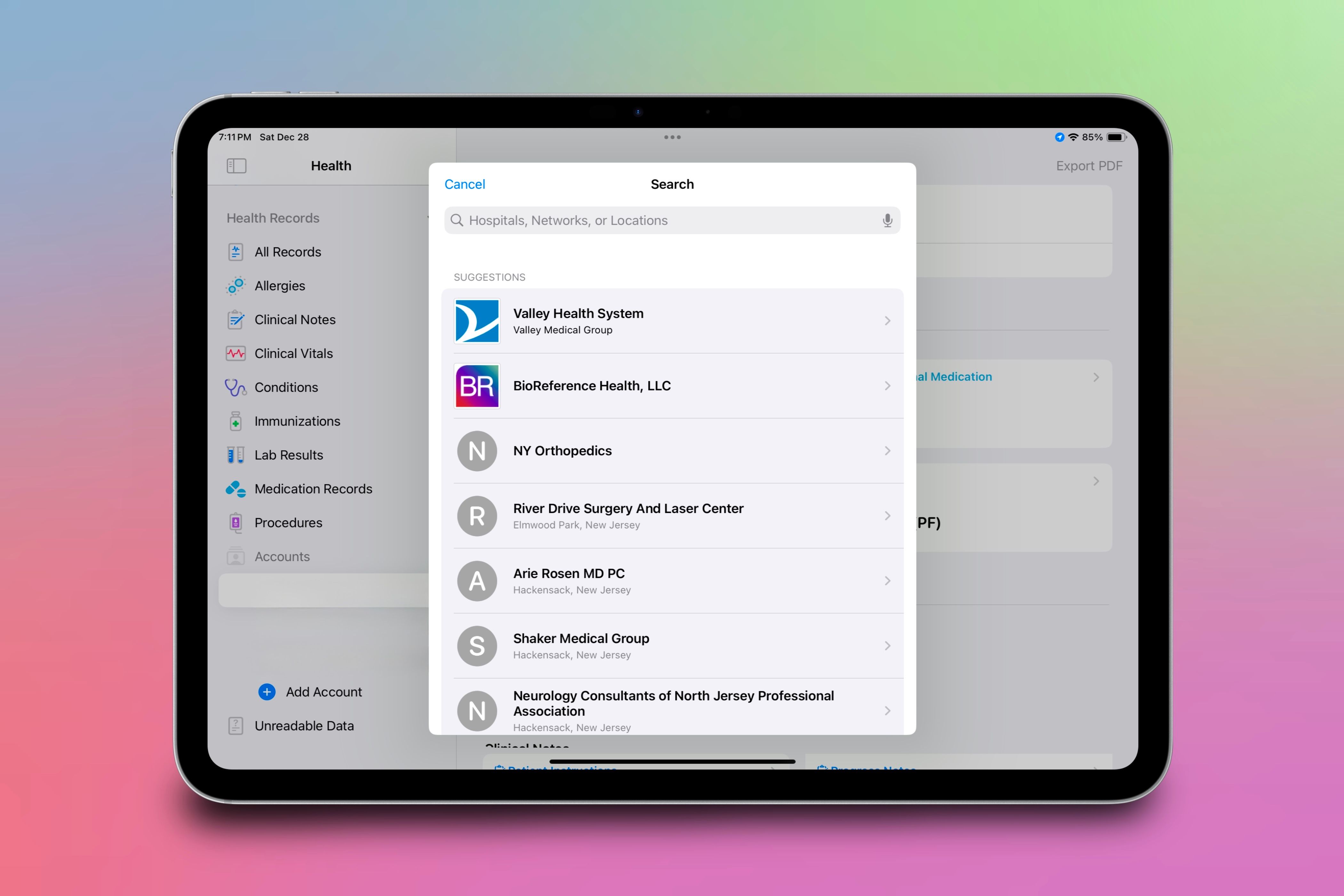 Выбор медицинской сети в приложении Apple Health для подключения учётной записи. На изображении iPad с цветным фоном.