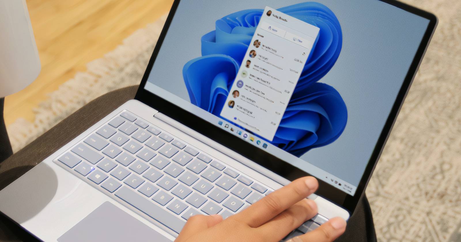 Человек использует Microsoft Teams в Windows 11