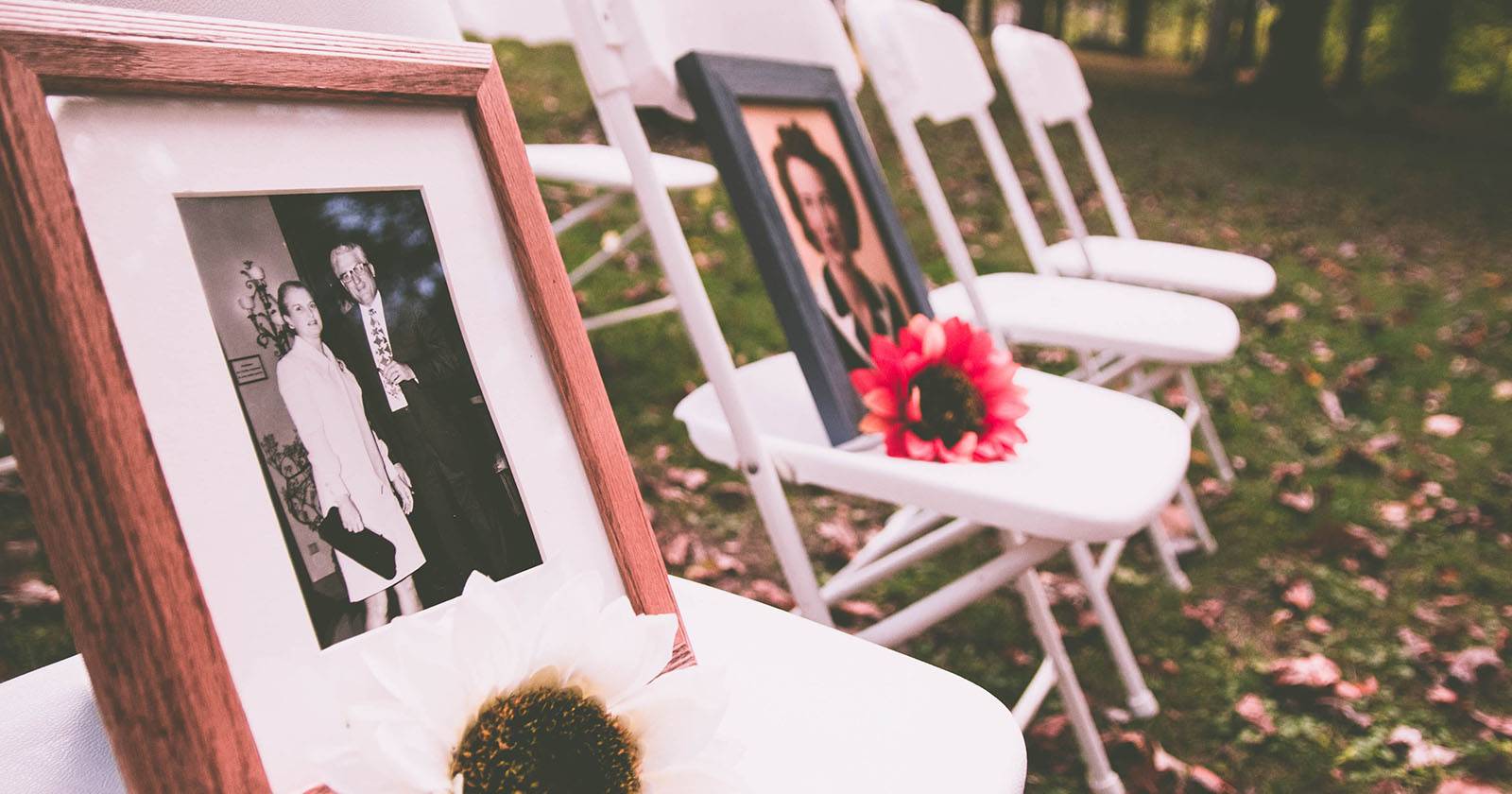 Человек с букетом у мемориала