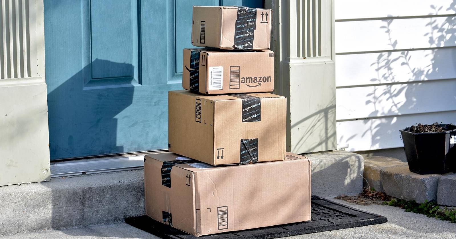 Подарочная коробка с логотипом Amazon Prime