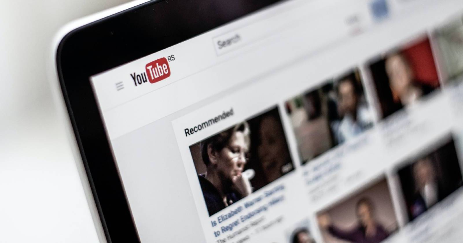 Крупный план: веб‑страница YouTube открыта на ноутбуке