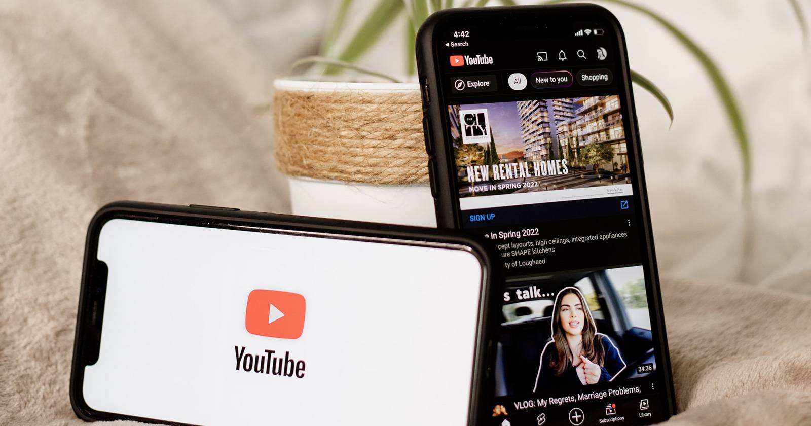 YouTube на двух телефонах.