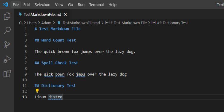 Документ Markdown в VSCode с обнаруженными орфографическими ошибками, подчёркнутыми волнистой синей линией.