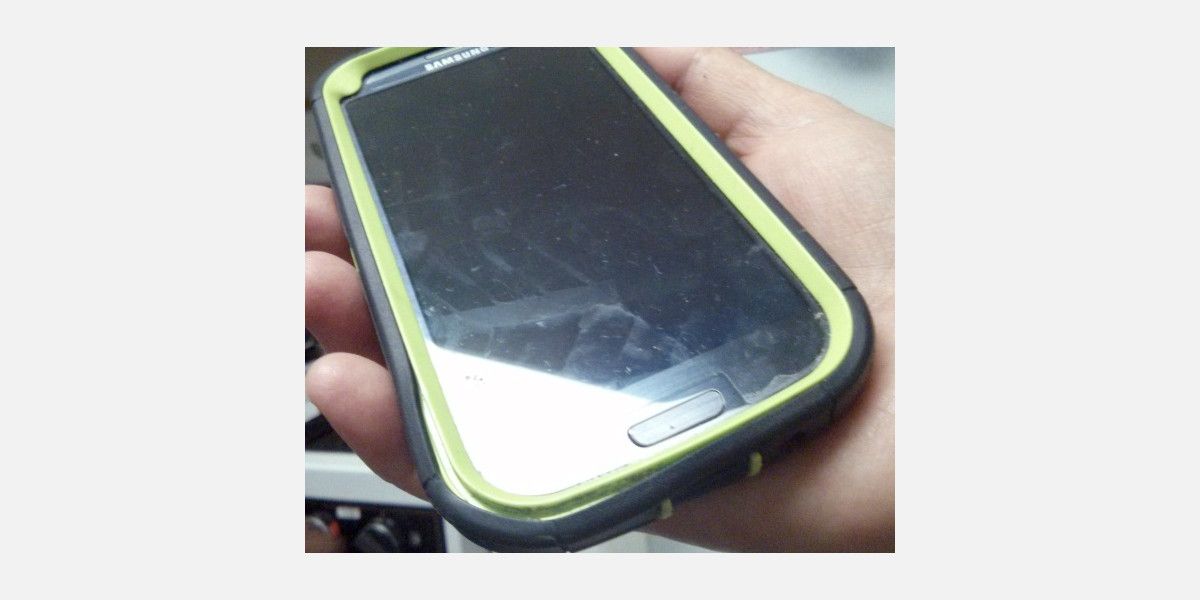 Следы шин на найденном устройстве Samsung Galaxy